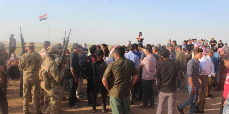 Şengal halkı sınıra yürüdü