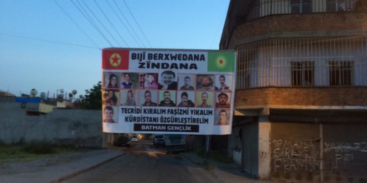 Êlîh gençliğinden “Bijî Berxwedana Zindana” pankartı
