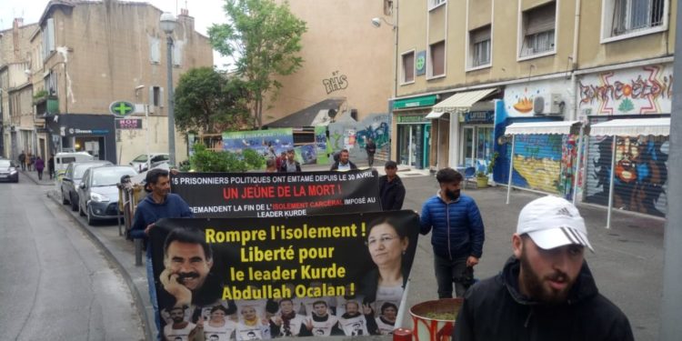 Gençlerden Marsilya’da tecride karşı yürüyüş eylemi