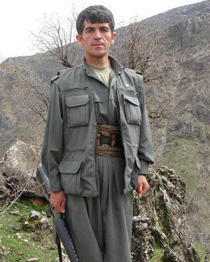 Özgürlük uğruna can veren atalarının ve yoldaşlarının meşalesini onurlu bir şekilde taşıdı!