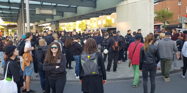 Nazilerin mitingini engelleyen antifaşistlere polis saldırısı