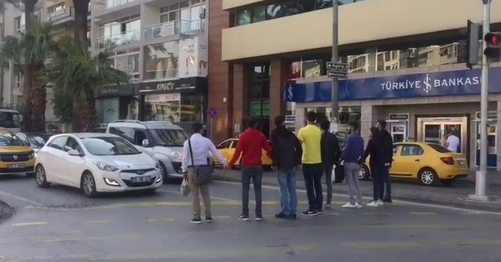 İzmir Gençlik Meclisi tecride karşı yolu trafiğe kapattı