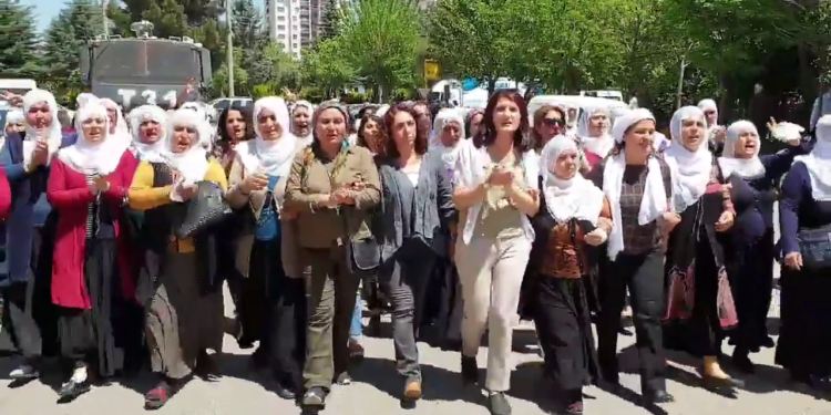 Amed’te Anneler ablukaya rağmen yürüdü