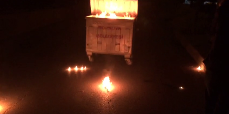 SON DAKİKA – İzmir’de gençlerden yol kapatma eylemi