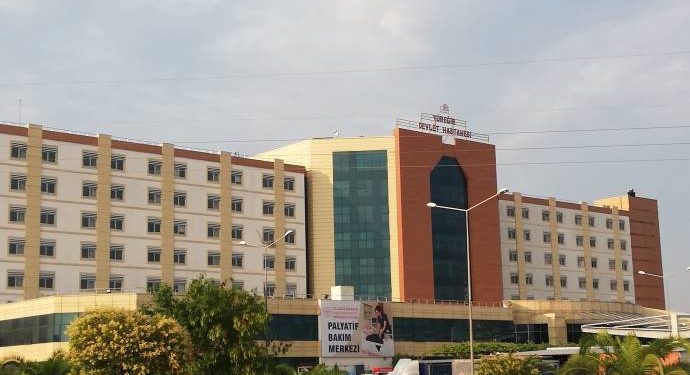 Ters kelepçeye karşı direnen gençler darp raporu aldı