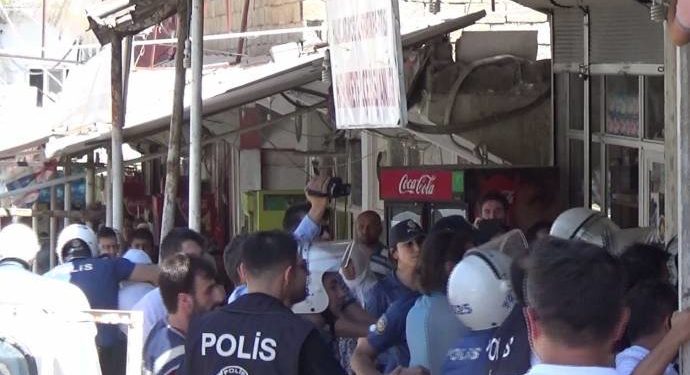 SON DAKİKA- İşgalci Türk polisi Heskîf’de HDP’li gençlere saldırdı