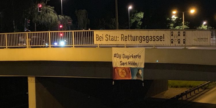 Genç kadın öncülüğünde Şehit Zîlan için pankart