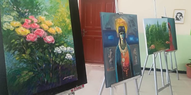 Rojava Üniversitesi öğrencileri eserlerini sergiledi