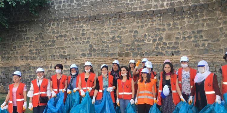 TJA ve HDP Genç Kadın Meclisi Sur sokaklarını temizledi