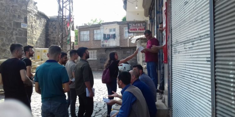 Gençlik Meclisi Sur’da bildiri dağıttı