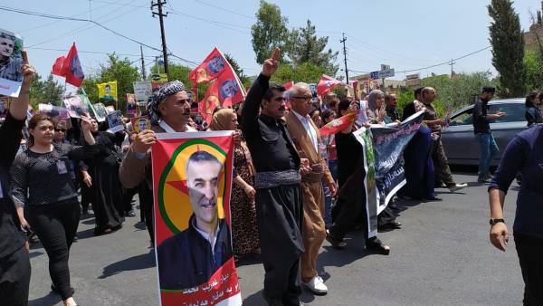 Binlerce yurttaş “Kahrolsun ihanet”, “Helmetler ölmez” sloganları ile yürüyüşte