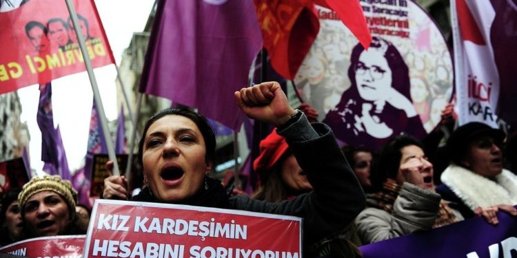 Tanımlanan Kadın Erkek Egemenlik Sınırlarını Zorlar