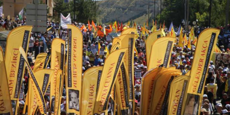 Onbinlerce yurttaş Madımak’a yürüyor