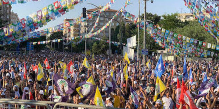 Amed mitingi halay ve sloganlarla başladı