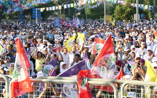Amed mitinginde “Faşizm kaybedecek halklar kazanacak” mesajı verildi