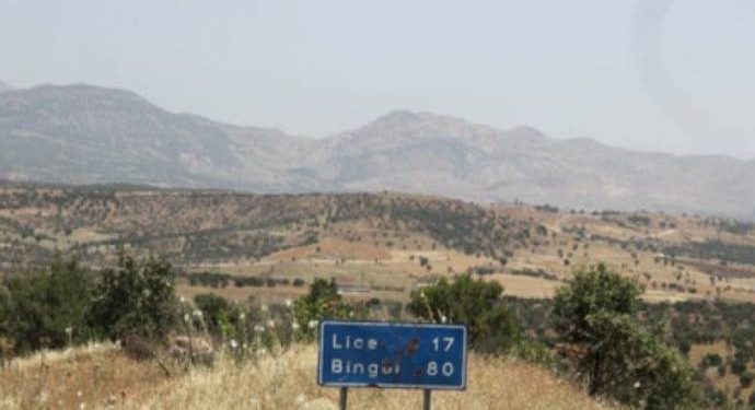 Gerilla karşısında çaresiz kalan Türk askeri yurttaşları gözaltına alıyor