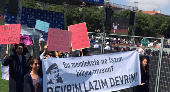 Boğaziçi mezuniyetinde atanmış rektöre protesto