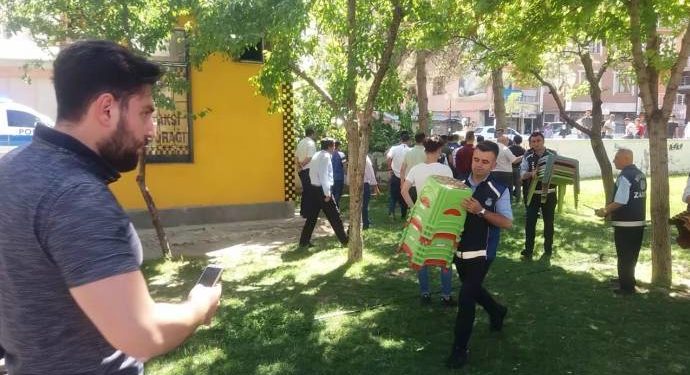 Wan’da seyyar satıcı gençler gözaltına alındı