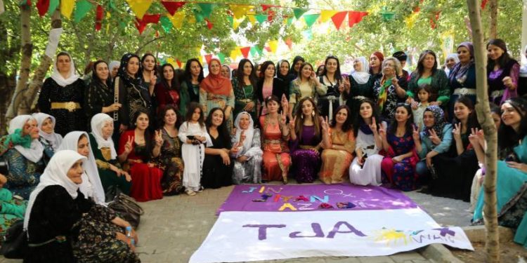 Kadınlar tüm engellemelere rağmen ‘Değişim ve özgürlük için sen de ayağa kalk’ dedi