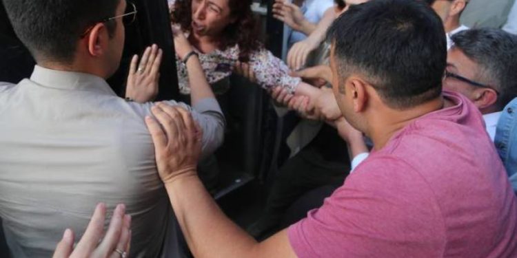 Amed’de işgalci Türk polisleri gençliğin yürüyüşüne saldırdı