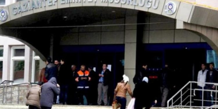 Bildiri dağıtan gençler işgalci Türk polislerince gözaltına alındı