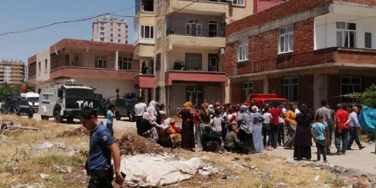Amed’de halka saldıran işgalci Türk polisi yurttaşlarca geri püskürtüldü