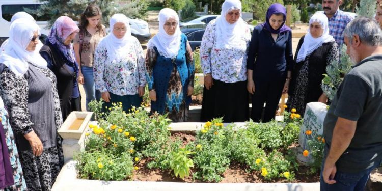 Leyla Güven Zülküf Gezen’in mezarının ziyaret etti: Arkadaşlarınla birlikte yarınlarımızı aydınlattın