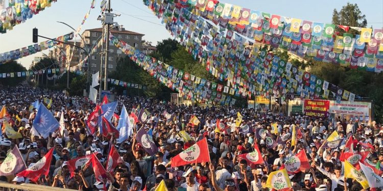Amed mitinginde “Faşizm kaybedecek halklar kazanacak” mesajı verildi