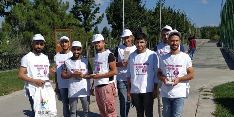 Arnavutköy’de Gençler “Bağımlı olma, özgür ol’ bildilerini dağıttı