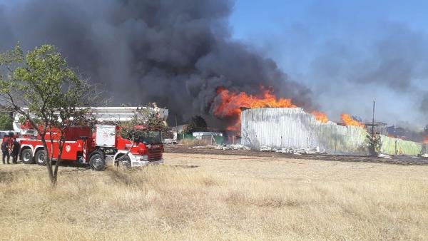 İzmir’de “belirlenemeyen nedenli” bir fabrika yangını daha!