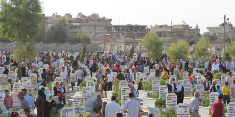 Rojava ve Kuzey Suriye’de halklar şehitliklere akın etti