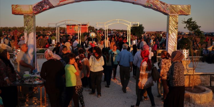 Rojava ve Kuzey Suriye’de halklar şehitliklere akın etti