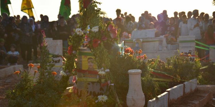 Rojava ve Kuzey Suriye’de halklar şehitliklere akın etti