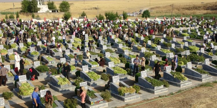 Rojava ve Kuzey Suriye’de halklar şehitliklere akın etti