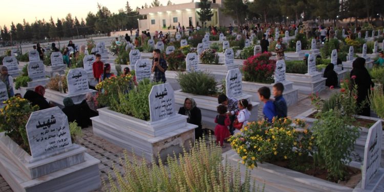 Rojava ve Kuzey Suriye’de halklar şehitliklere akın etti