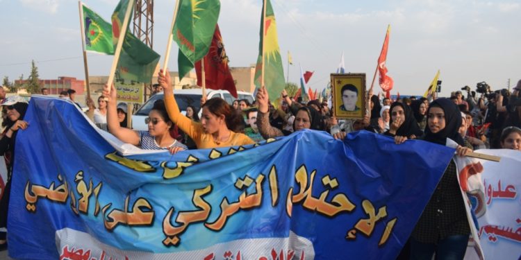 Gençler işgalci Türk devletinin tehditlerine karşı yürüyüşe geçti