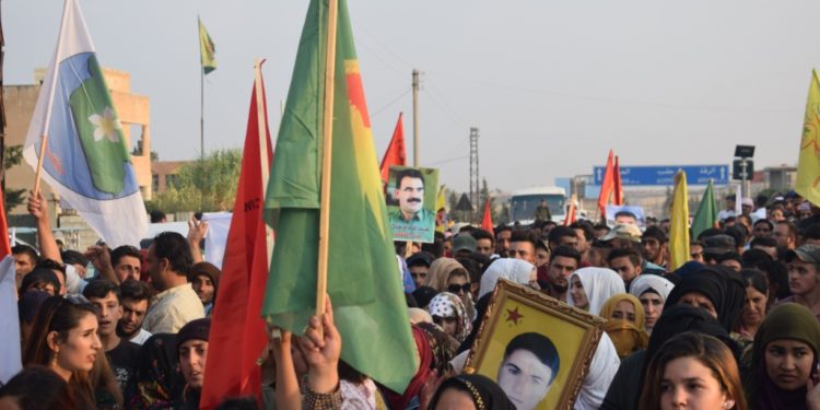 Gençler işgalci Türk devletinin tehditlerine karşı yürüyüşe geçti