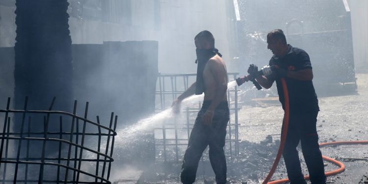 İzmir’de bir konteyner fabrikası yandı