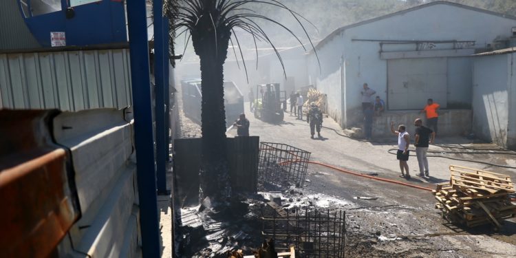 İzmir’de bir konteyner fabrikası yandı