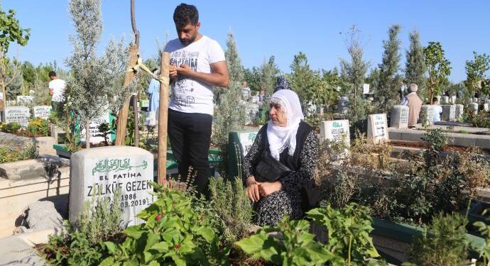 Amed’de yurttaşlar şehitlikleri ziyaret etti