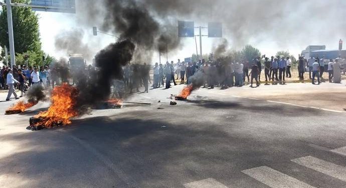 Riha’da pamuk üreticileri lastik yakıp yol kapattı