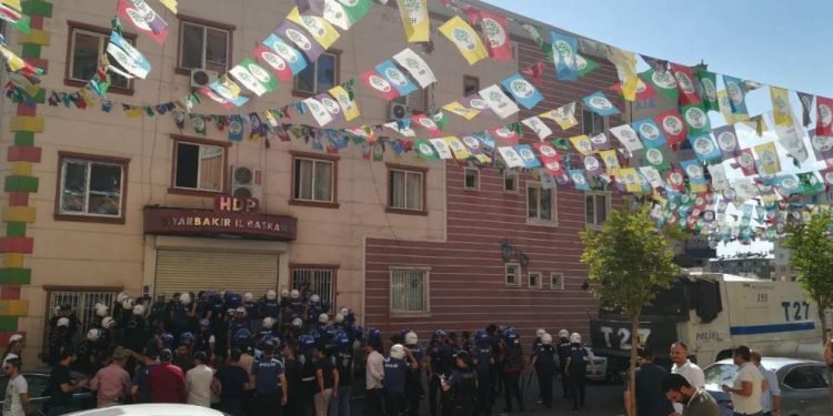 İşgalci Türk polisi il binasına saldırdı!