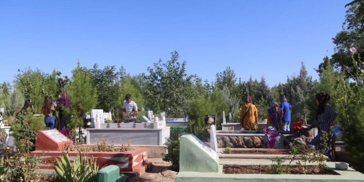 Amed’de yurttaşlar şehitlikleri ziyaret etti