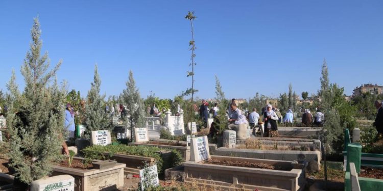 Amed’de yurttaşlar şehitlikleri ziyaret etti