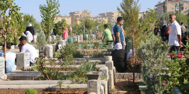 Amed’de yurttaşlar şehitlikleri ziyaret etti