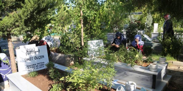 Amed’de yurttaşlar şehitlikleri ziyaret etti