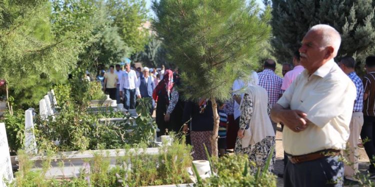 Amed’de yurttaşlar şehitlikleri ziyaret etti