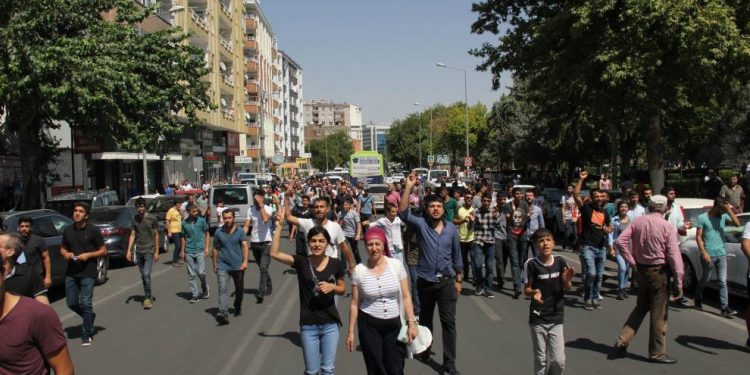 Amed’de halk yürüyüşe geçti işgalci Türk polisi saldırdı