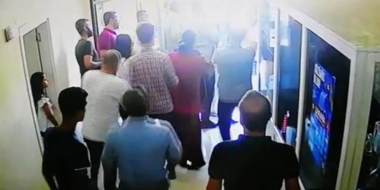 Akp çetesi Hikmet Erdin silahla toplantıya girip Belediye Eşbaşkanı’nı tehdit etti