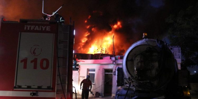 Riha’da markette büyük yangın